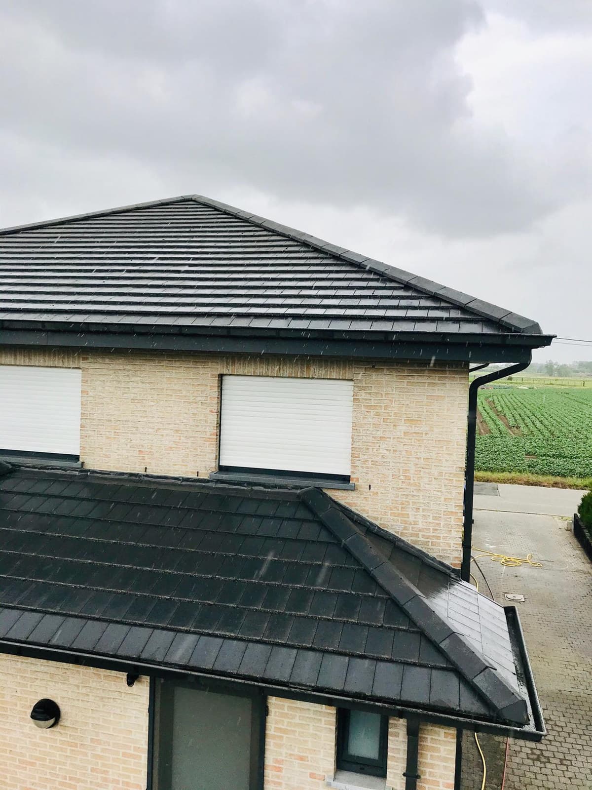 Gereinigd dak van een woning na behandeling door Eco-Steam