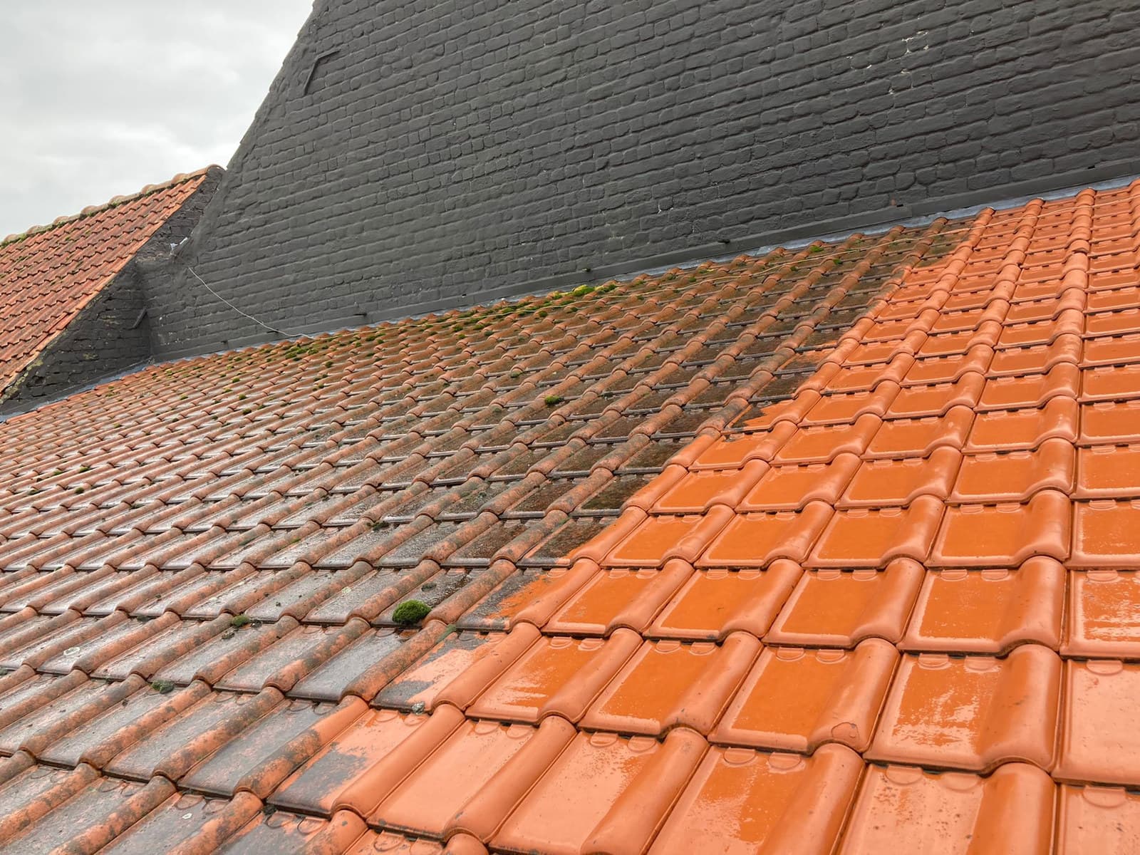 Dak tijdens de reiniging, de gereinigde zone is duidelijk zichtbaar