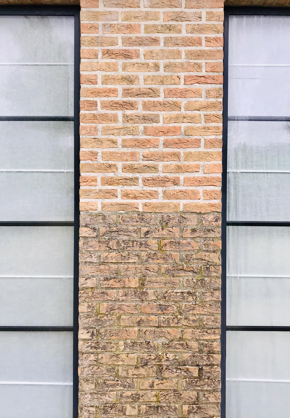 Gevelpijler waarvan het bovenste deel gereinigd is