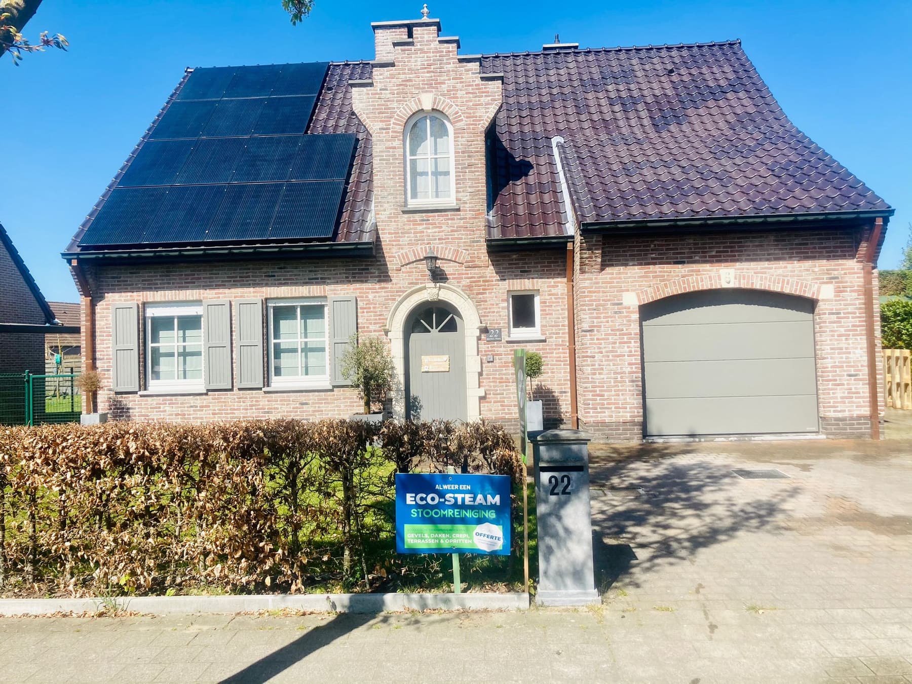 Woning met zonnepanelen en gereinigd dak