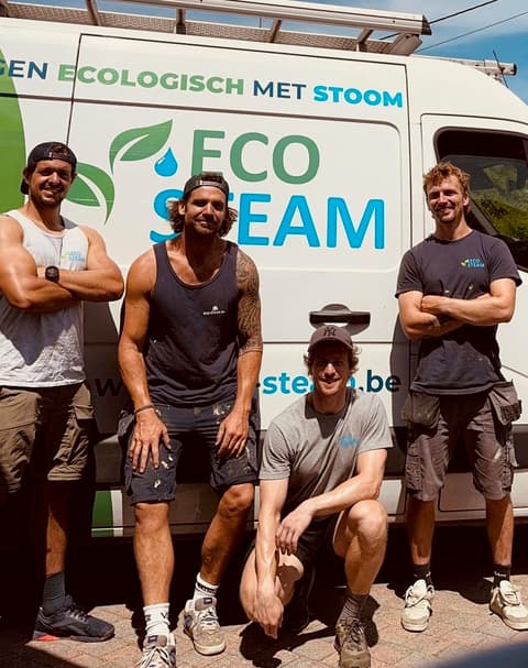 Het team van Eco-Steam voor de bestelwagen