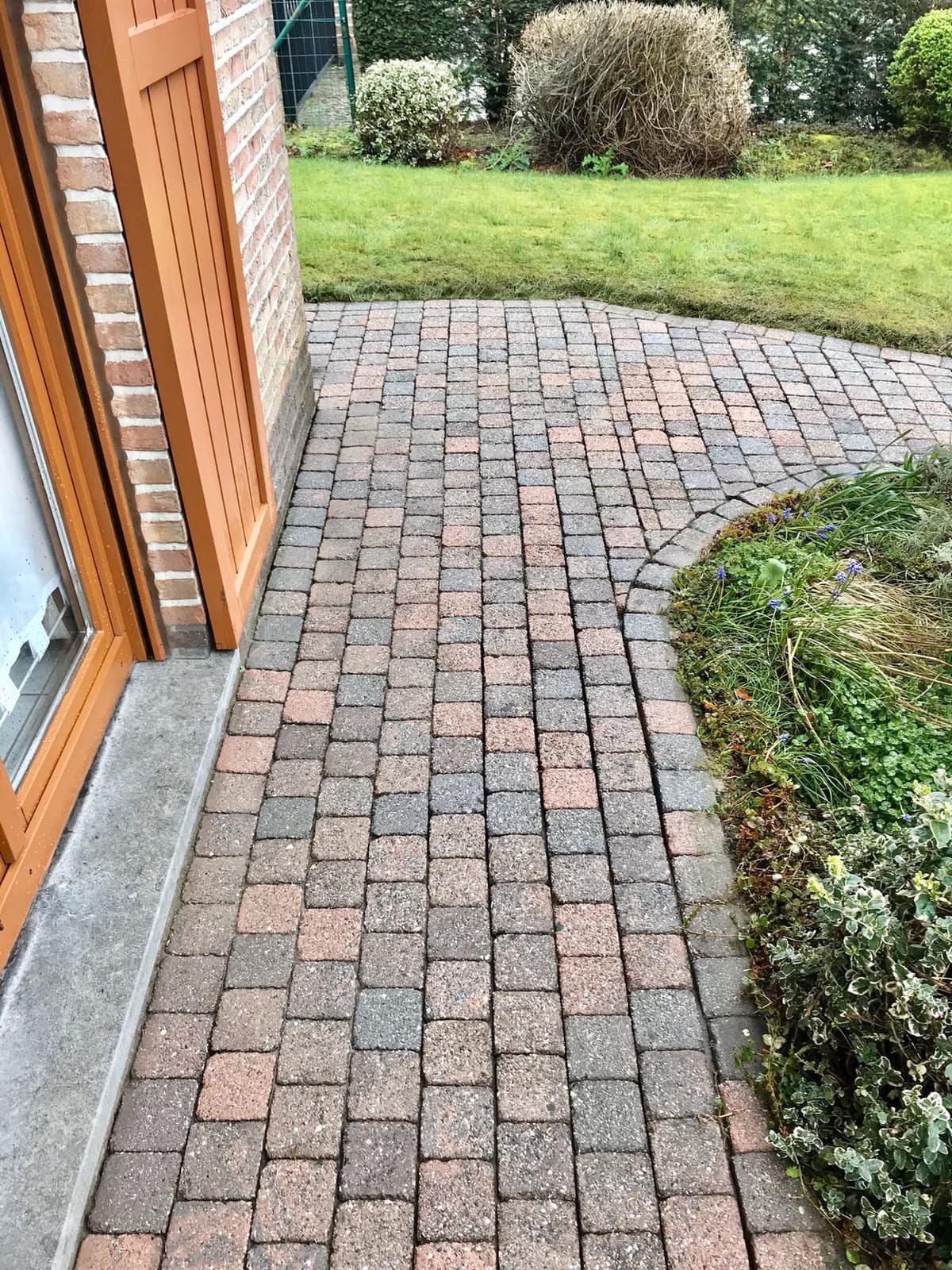 Gereinigd tuinpad in rode klinkers