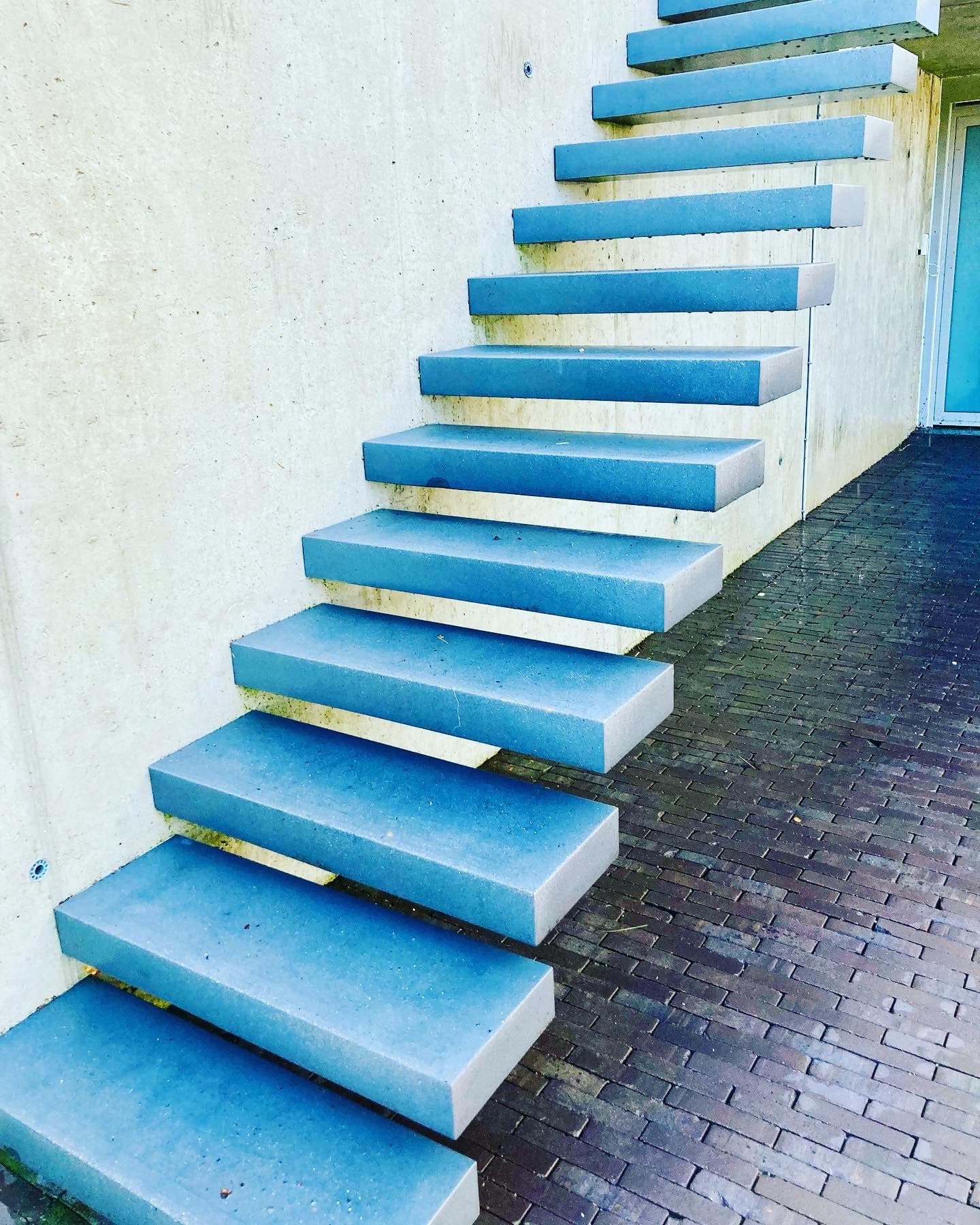 Zwevende betontrap met gereinigde treden en verharding
