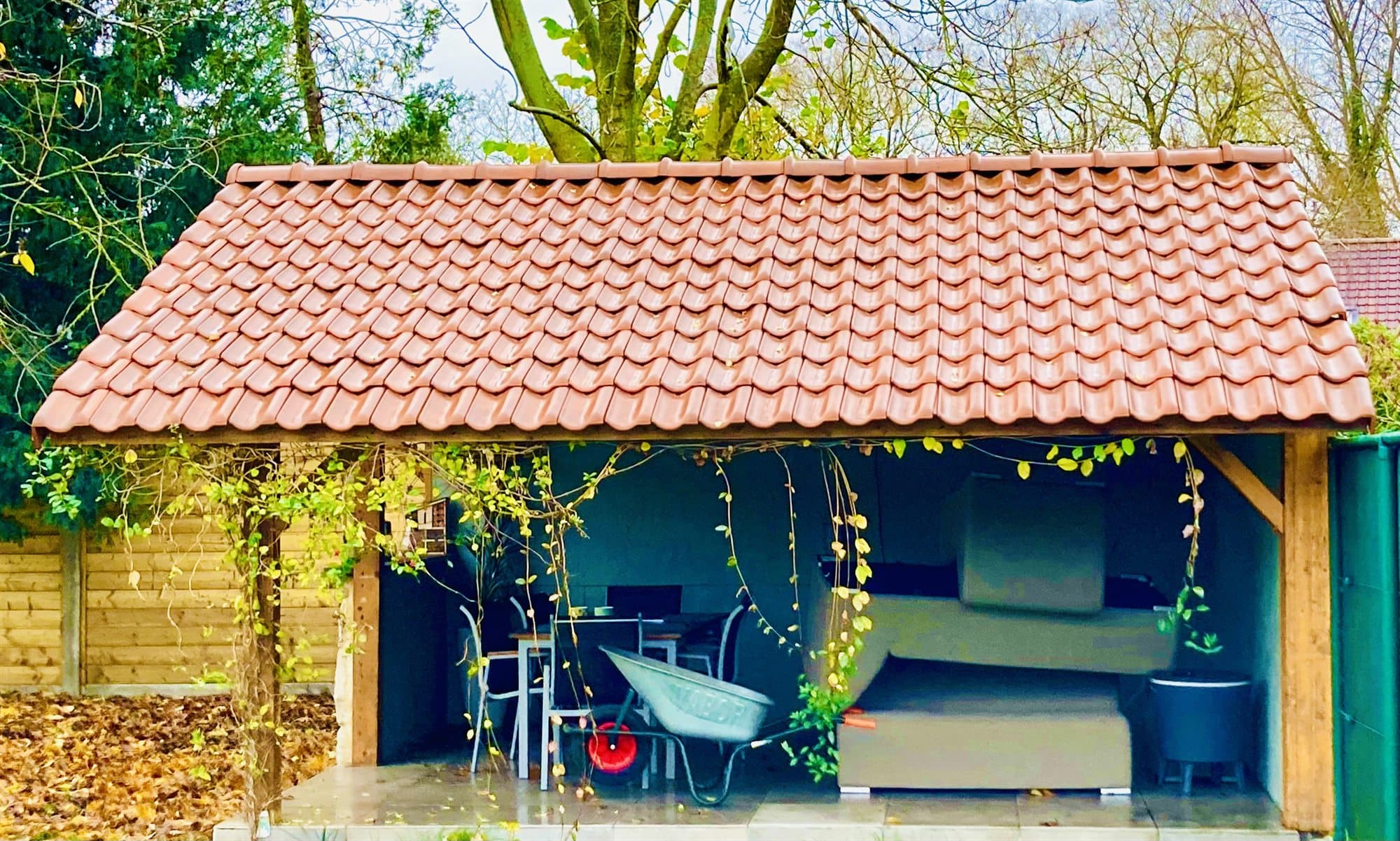 Carport met een helder oranje pannendak na de reiniging